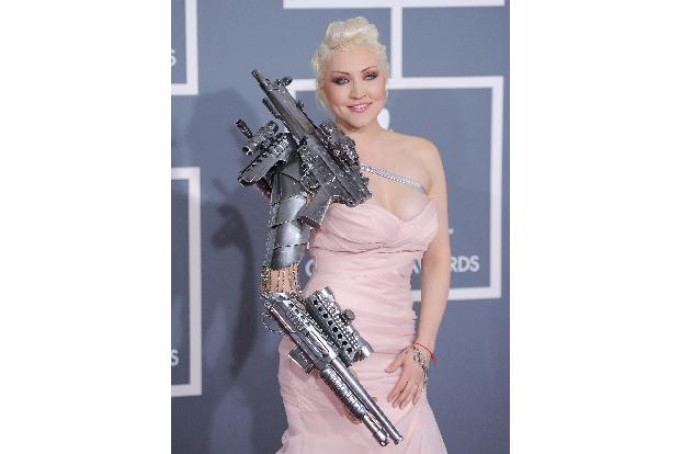 Sasha Gradiva kam in einem rosafarbenden Kleid, sorgte aber durch ihren Armschmuck aus Waffenteilen für Aufmerksamkeit.