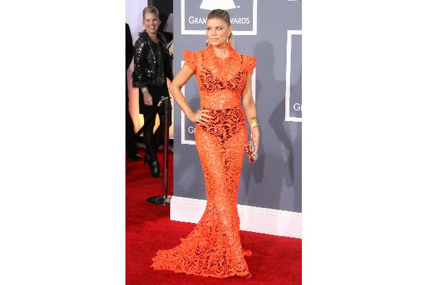 Black Eyed Peas Sängerin Fergie kam zu den Grammy Awards mit einem sehr durchsichtigen orangefarbenden Spitzenkleid.