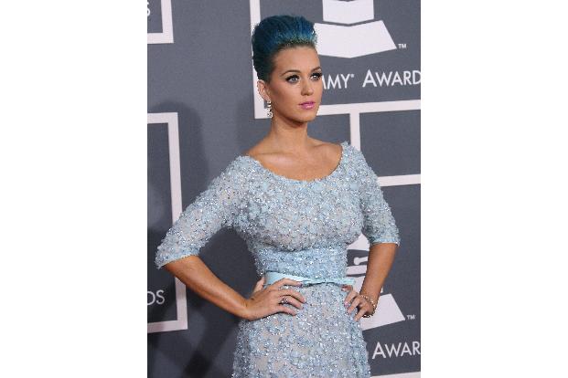 Katy Perry kam ganz mutig blau in blau zu den Awards: Blaue Haare zu einem hellblauen Kleid.