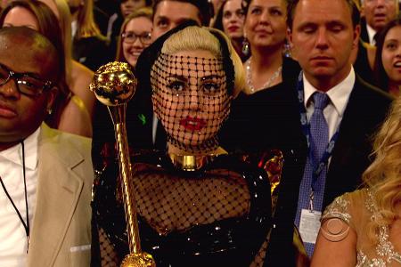 Bei den Grammy Awards erschien Lady Gaga im vernetztem schwarzen Lackoutfit.