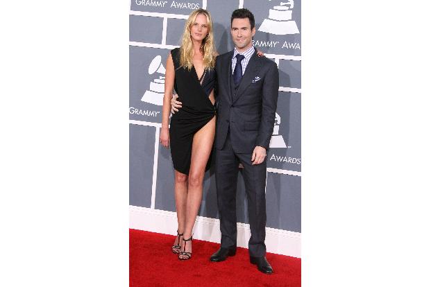 Maroon 5 Sänger Adam Levine mit seiner Freundin Anne. Sie zeigt wirklich sehr viel Bein.