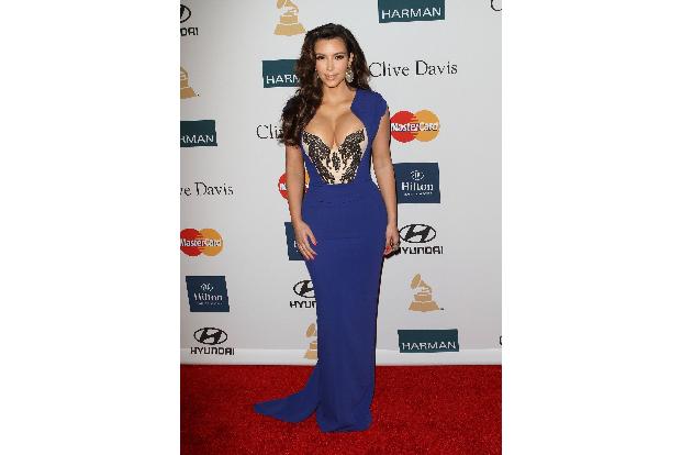 Kim Kardashian betonte bei der Pre-Grammy Gala in einem blauen Kleid ihre Kurven.