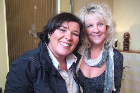 Moderatorin und Liebesbotin Vera Int-Veen, hier links im Bild, möchte der 48-Jährigen Susanne helfen, die große Liebe zu finden.