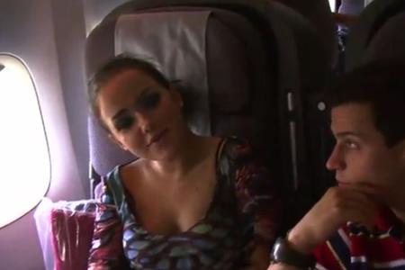 Auch auf dem Rückflug nach Deutschland sind Kim und Rocco am Flirten.