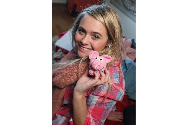 Die 16-Jährige Fabienne Rothe hat ihr Glückschweinchen eingepackt.