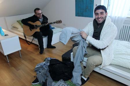 Thomas Pegram (li.) und Hamed Anousheh bewohnen ein Zimmer zusammen und hoffen auf eine Gartenparty.