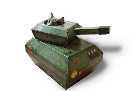 Jeder weiß, dass Katzen Kartons lieben. Deshalb gibt es Pappschachteln in witzigen Feuerwehr-, Flugzeug, oder Panzer-Designs.