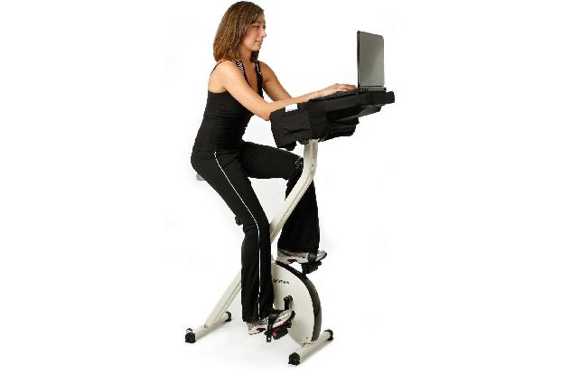 Volles Fitnessprogramm: Mit dem Laptop auf dem Hometrainer