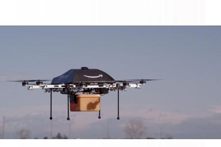 Die Amazon Prime Air Drohne wird in der Zukunft Paketzustellungen übernehmen.