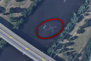 Zeigt Google Maps hier ein versunkenes Flugzeug im Main? 