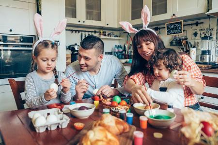 #WirBleibenZuhause Osterbasteln mit der ganzen Familie Ostereier bemalen