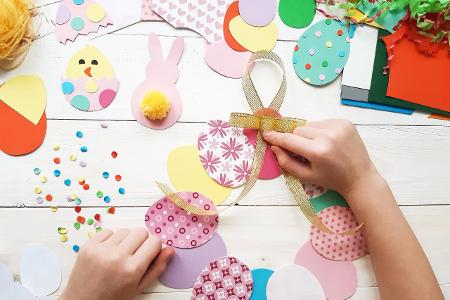 #WirBleibenZuhause Osterbasteln mit der ganzen Familie Tür-Kranz