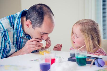 #WirBleibenZuhause Osterbasteln mit der ganzen Familie Ostereier ausblasen