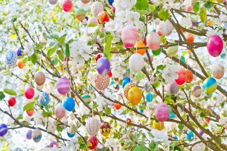 #WirBleibenZuhause Osterbasteln mit der ganzen Familie Osterstrauß schmücken
