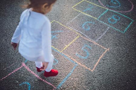 WirBleibenZuhause Hickelkästchen Schulhofspiele für daheim