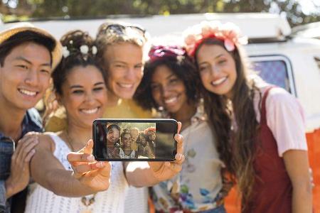 Fünf junge Erwachsenen machen ein Selfie mit dem iPhone