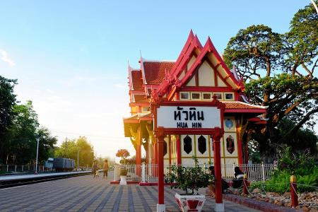 Im Wartepavillon von Hua Hin saß einst der König von Siam mit seinem Gefolge. Heute kann man sich mit den Ausstellungswänden...