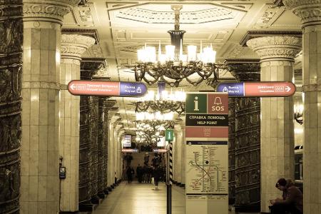 Unterirdisch schön: Mit seinen Kronleuchtern und verzierten Säulen wirkt die Metro von Sankt Petersburg eher wie ein Palast ...