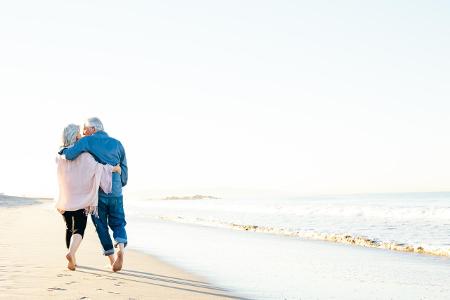 glückliches Paar am Strand in Spanien