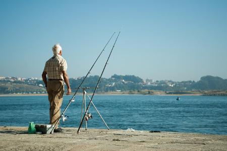 angelnder älterer Herr in Portugal