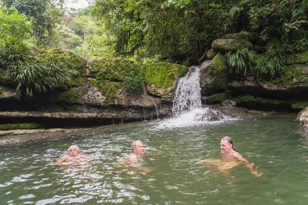 Schwimmende ältere menschen in Ecuador