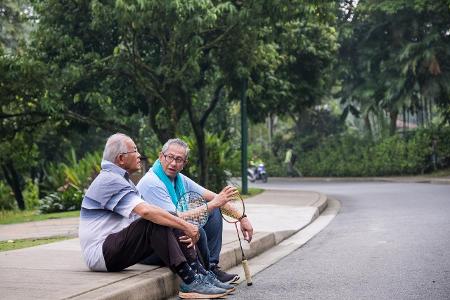 zwei ältere Herren mit Federballschläger in Malaysia
