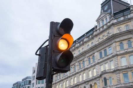 Die Ampel wird gelb und der Vordermann geht voll in die Eisen. Wer hinten reinkracht, ist selbst schuld. Das wurde auch vor ...