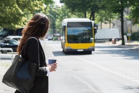 Oft werden Verkehrsregeln gebrochen, wenn der Bus mit eingeschaltetem Warnblinker an die Haltestelle fährt. Dann herrscht nä...