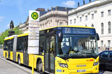 Sobald der Bus dann steht, dürfen Sie in Schrittgeschwindigkeit vorbeifahren. Das gilt aber nicht nur, wenn sie hinter dem B...