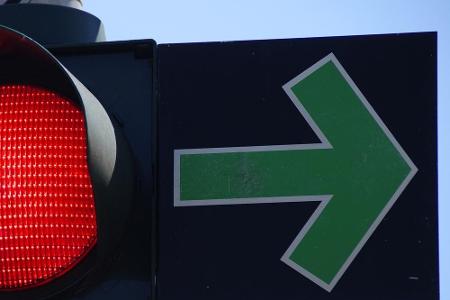 Der Grüne Pfeil erlaubt das Abbiegen, obwohl gerade Rot ist. Doch er gilt gewissermaßen auch als Stoppschild. Sie dürfen nic...