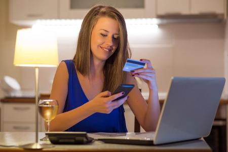 Frau mit Karte & Computer Getty Images.jpg