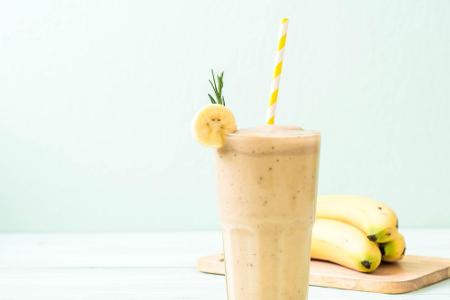 Kalzium und Tryptophan lösen Verspannungen und fördern damit den Schlaf. Ein Smoothie aus Bananen, Mandelmus und Milch, der ...