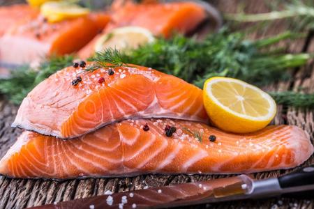 Ebenfalls schlaffördernd: Omega-3-Fette, die etwa in Lachs enthalten sind.