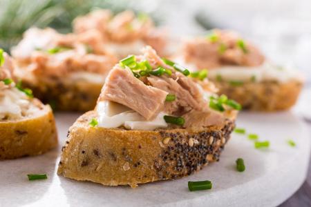 Thunfisch enthält jede Menge einschlaffördernde Aminosäure. Mit einem Thunfisch-Salat zum Abendessen kann man gar nichts fal...