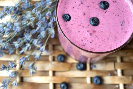 Verschiedene Beeren, Lavendelblüten, Joghurt und Cashew-Mus: Fertig ist der perfekte Schlaf-Smoothie. Das Besondere: Vor all...