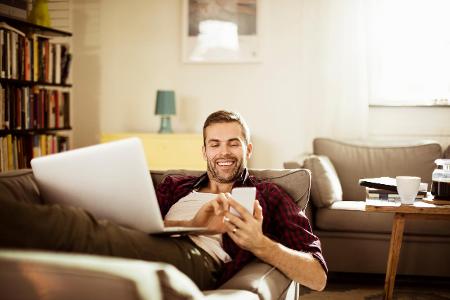 Mann mit Smartphone und Computer Getty Images.jpg