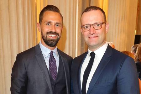 Bundesgesundheitsminister Jens Spahn (38, r.) gab seinem heutigen Ehemann Daniel Funke ebenfalls auf einem Schloss das Jawort.