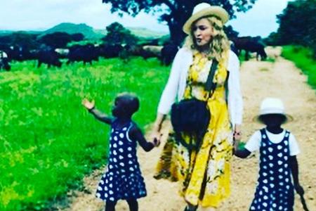 Pop-Ikone Madonna hat zwei weitere Kinder aus Malawi adoptiert. Von nun insgesamt sechs Kids sind damit nur zwei leiblicher ... Pop-Ikone Madonna hat zwei weitere Kinder aus Malawi adoptiert. Von nun insgesamt sechs Kids sind damit nur zwei leiblicher ...