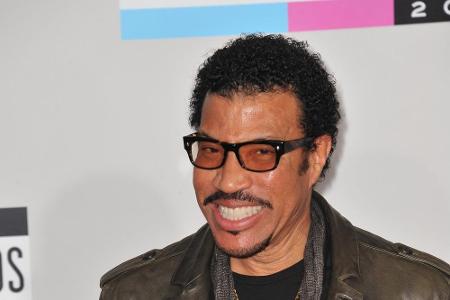 Weil ihre leiblichen Eltern mit der Drogensucht zu kämpfen hatten, beschloss Lionel Richie (67) sich selbst um die damals dr...