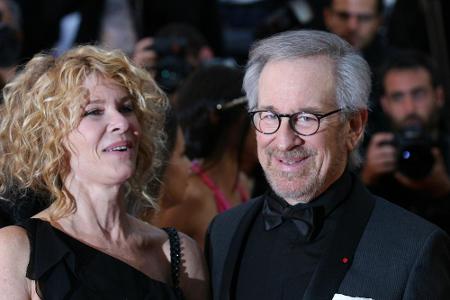 Auch Steven Spielberg (70) will der Welt etwas zurückgeben. Zusammen mit seiner zweiten Ehefrau Kate Capshaw (63) hat der er...