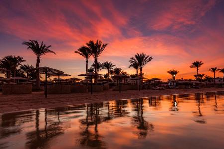 Knapp davor schiebt sich Hurghada. Der ägyptischer Strandort, der sich über einen knapp 40 km langen Küstenabschnitt am Rote...