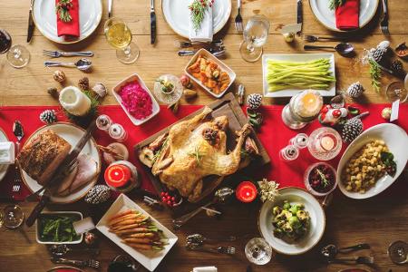 Weihnachten ist die große Zeit des Zuviel. - James Henry Leigh Hunt