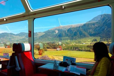 In gut acht Stunden durchquert der Zug, der auch der Gletscherexpress genannt wird, drei Kantone, fast 300 Brücken und 91 Tu...