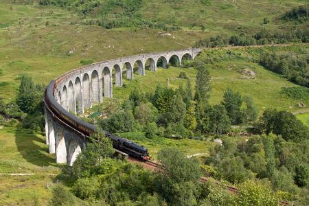 Die eingleisige West Highland Railway Line führt durch Schottlands Highlands. Beginnend in Glasgow endet die sich teilende L...