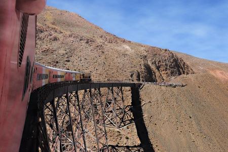 Lust auf einen Zug in die Wolken? Eine Reise mit dem Tren a las Nubes in Argentinien bringt die Passagiere auf über 4200 Met...