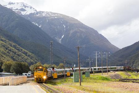 Der TranzAlpine pendelt jeden Tag einmal zwischen Christchurch und Greymouth. Wie der Name vermuten lässt, passiert er auf s...