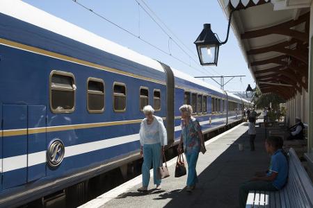 Einer der luxuriösesten Züge fährt in Südafrika. Der Blue Train ist von Pretoria bis Kapstadt unterwegs und fällt äußerlich ...