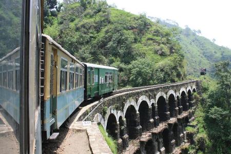 Die Kalka-Shimla Railway fährt fünf bis sechs Stunden durch Indien