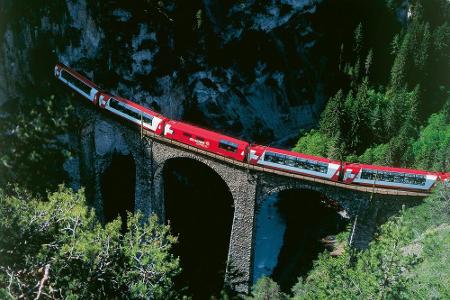 Fein speisen mit Kopfhörer und Panoramablick im Glacier-Express