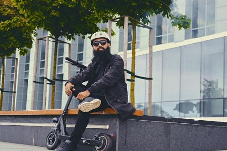 E-Scooter erobern die Städte. Seit dem 15. Juni sind die Elektro-Tretroller per Gesetz erlaubt. Doch welche Regeln gelten fü...